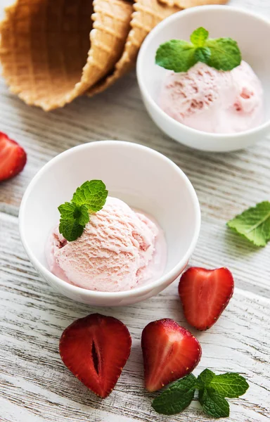 Lody Truskawkowe Stożka Wafel Podłoże Drewniane — Zdjęcie stockowe