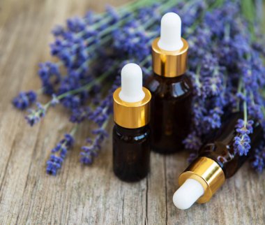 Doğal lavanta yağları ve eski bir ahşap masaya lavanta çiçek