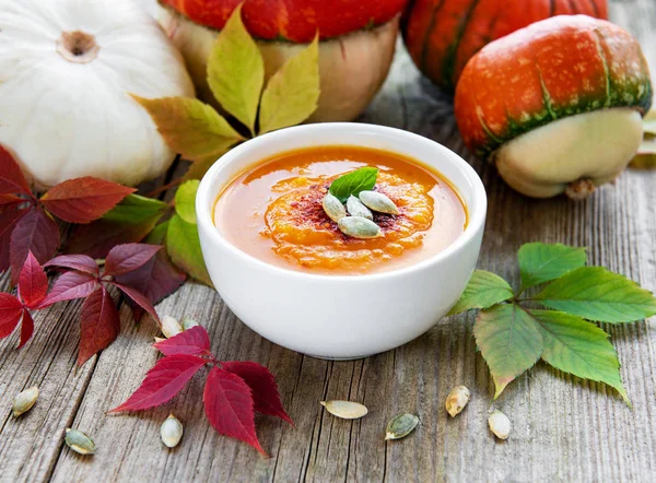 Schüssel mit Kürbissuppe — Stockfoto