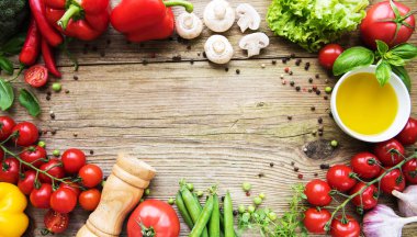 Arka plan - eski ahşap bir masa üzerinde farklı çiğ sebze yeme sağlıklı