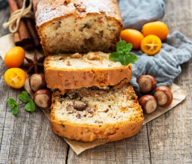 geleneksel ev yapımı stollen kurutulmuş meyve ve fındık ile