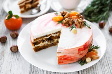 Havuçlu kek dekore edilmiş mandalina, fındık ve biberiye ile