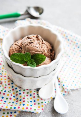 Bir beton zemin üzerine çikolatalı dondurma ile kase