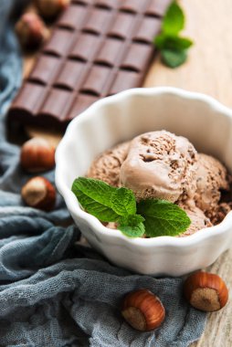 Çikolatalı dondurma eski ahşap zemin ile kase