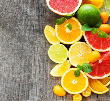 Taze narenciye eski ahşap arka plan üzerinde