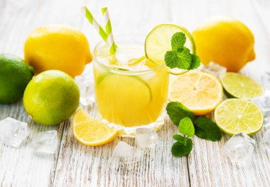 Eski ahşap bir masa üzerinde taze limon suyu ile cam