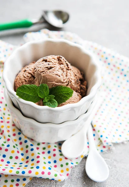 Bir beton zemin üzerine çikolatalı dondurma ile kase