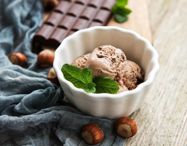 Cuenco Con Helado Chocolate Sobre Fondo Madera Viejo — Foto de Stock