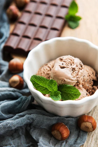 Çikolatalı dondurma eski ahşap zemin ile kase