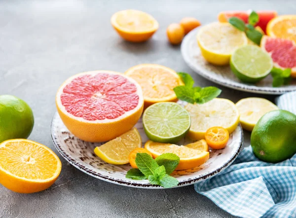 Taze narenciye beton zemin üzerine