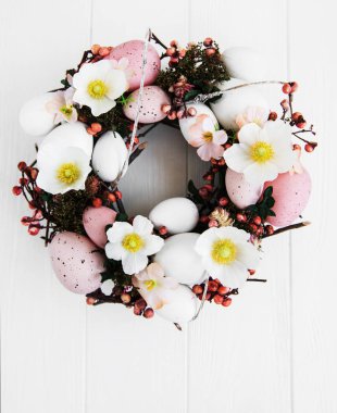 Paskalya tatil çelenk Beyaz ahşap zemin üzerinde