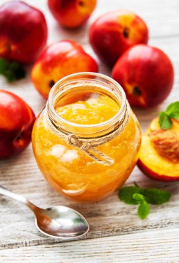 Kuru soğan reçeli Beyaz ahşap bir masa üzerinde taze nektarin ile