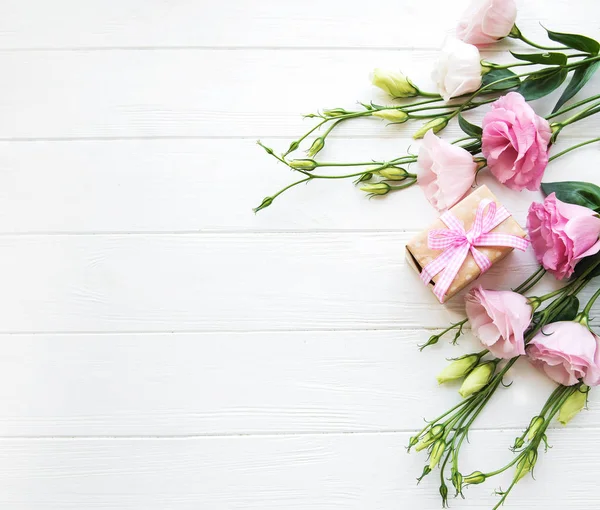 Φρέσκο Eustoma Ροζ Λουλούδια Και Δώρου Φόντο Ξύλινη — Φωτογραφία Αρχείου