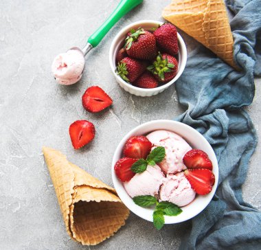 Çilekli dondurma ve waffle koni taş zemin üzerine