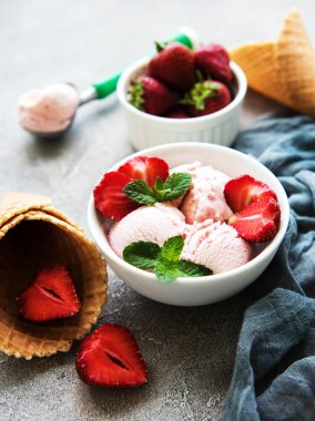 Çilekli dondurma ve waffle koni taş zemin üzerine