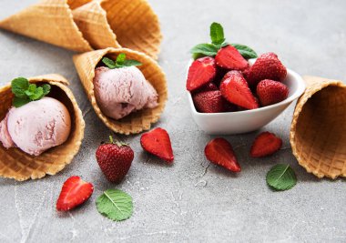Çilekli dondurma ve waffle koni taş zemin üzerine