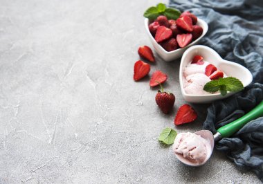 Çilekli dondurma ve waffle koni taş zemin üzerine