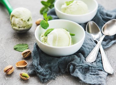 Fıstıklı dondurma ve nane ile taş zemin üzerine Antep fıstığı