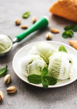 Fıstıklı dondurma ve nane ile taş zemin üzerine Antep fıstığı