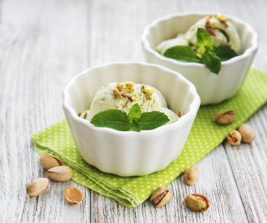 Fıstıklı dondurma ve nane ile eski bir ahşap zemin üzerine Antep fıstığı