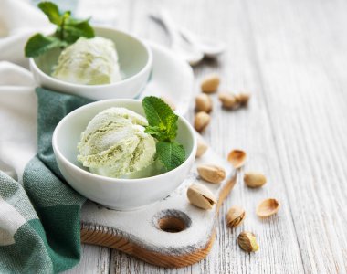 Fıstıklı dondurma ve nane ile eski bir ahşap zemin üzerine Antep fıstığı