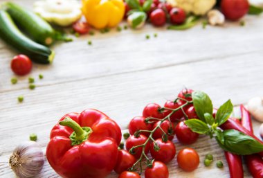 eski ahşap bir masa üzerinde farklı çiğ sebze