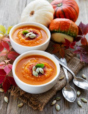 Rustik ahşap zemin üzerine balkabağı çorbası kâse