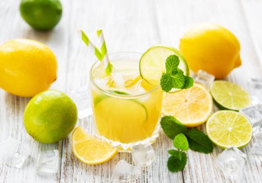 Eski ahşap bir masa üzerinde taze limon suyu ile cam