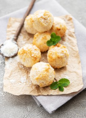 Tatlı Hindistan cevizi çerezleri bir beton zemin üzerine