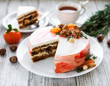 Havuçlu kek dekore edilmiş mandalina, fındık ve biberiye ile