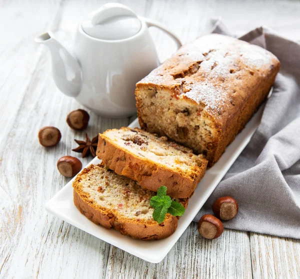 geleneksel ev yapımı stollen kurutulmuş meyve ve fındık ile