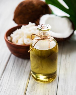 Taze hindistan cevizi yağı ve Hindistan cevizi eski ahşap bir masa üzerinde