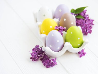 Paskalya yumurtaları içinde tepsi