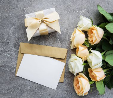 Beyaz güller ve tebrik kartı