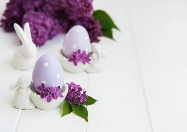 Primavera flores lila y huevos de Pascua — Foto de Stock
