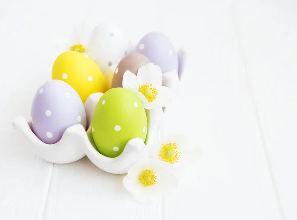 Huevos de Pascua en bandeja — Foto de Stock