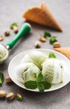Fıstıklı dondurma ve nane