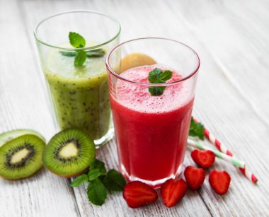 Çilek ve kivi smoothies