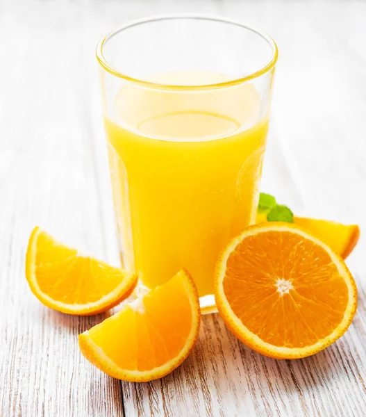Glas av juice och orange frukter — Stockfoto