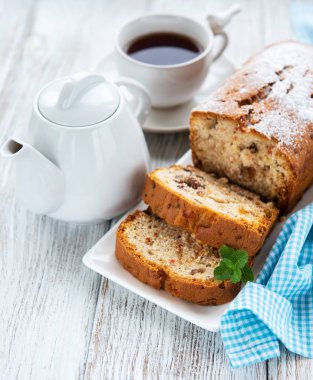 geleneksel ev yapımı stollen kurutulmuş meyve ve fındık ile