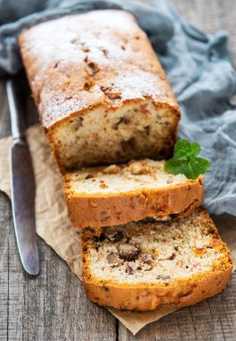 geleneksel ev yapımı stollen kurutulmuş meyve ve fındık ile