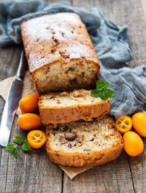 geleneksel ev yapımı stollen kurutulmuş meyve ve fındık ile