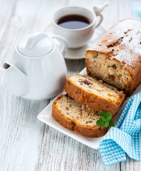geleneksel ev yapımı stollen kurutulmuş meyve ve fındık ile