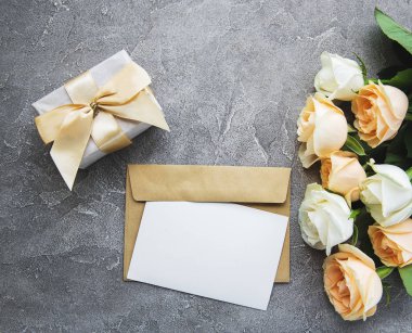 Beyaz güller ve tebrik kartı