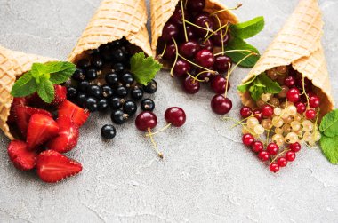 dondurma koni çilek ile