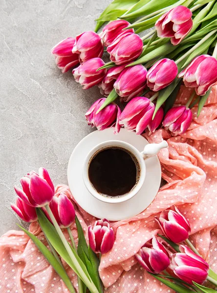 Filiżankę kawy i tulipany — Zdjęcie stockowe