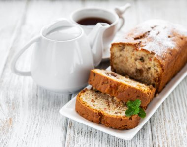 geleneksel ev yapımı stollen kurutulmuş meyve ve fındık ile