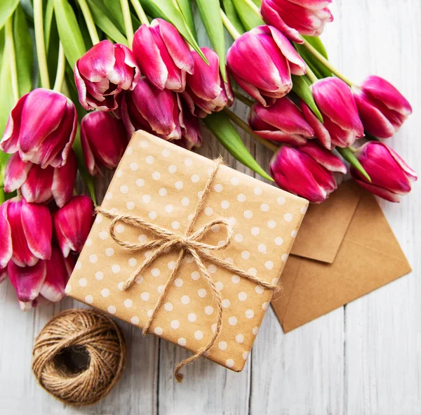 Confezione regalo e bouquet di tulipani — Foto Stock