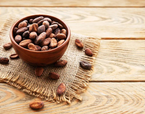 Cuenco con granos de cacao — Foto de Stock