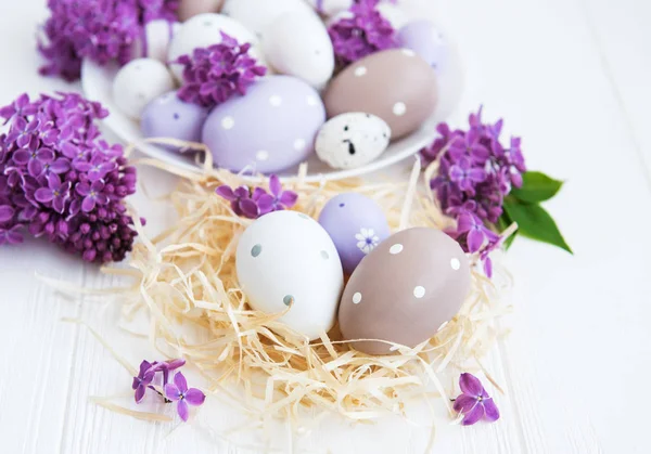 Plato con huevos de Pascua — Foto de Stock